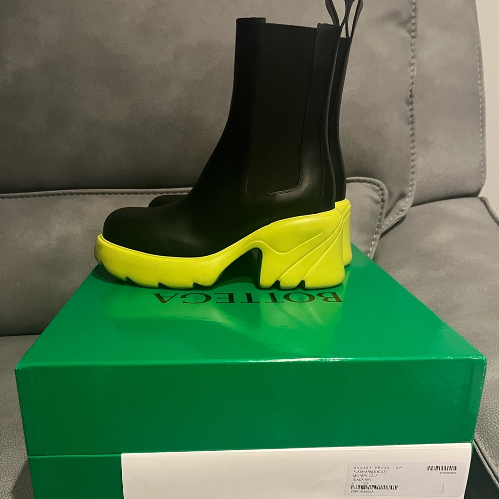 New Authentic Bottege Venetia Flash Boots in color Kiwi (looks like green). - Picture 1 of 9